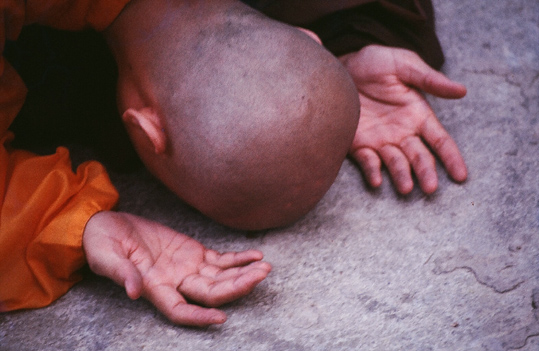 monk-bowing-down